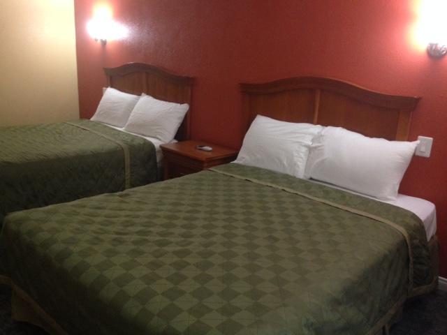 Econo Motor Inn - photo 11