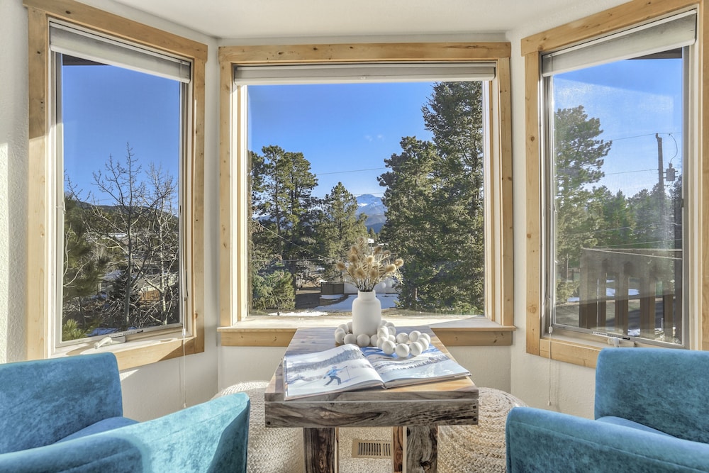 Cedar Chalet — 4-Star Luxury Hotel in Woodland Park, United States