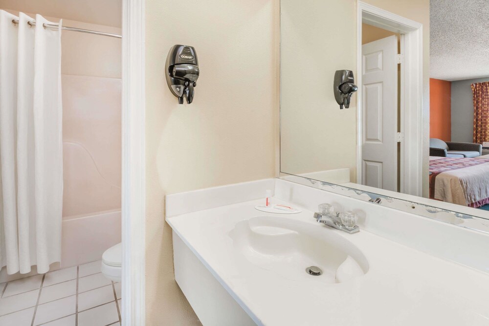 Super 8 by Wyndham Kinder LA - photo 12