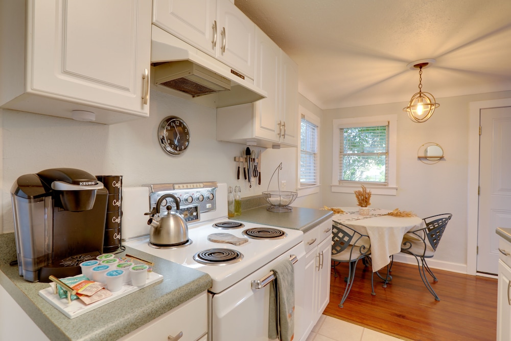 St Petersburg Vacation Rental Home w Pergola - photo 6