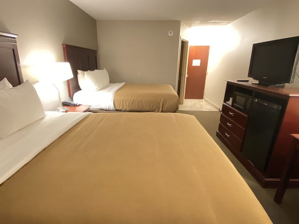 Clarion Inn & Suites Grand Rapids Airport - photo 11