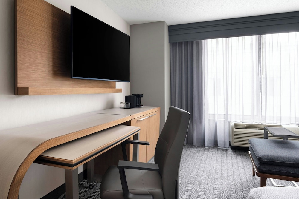 Courtyard by Marriott Charlotte City Center - photo 12