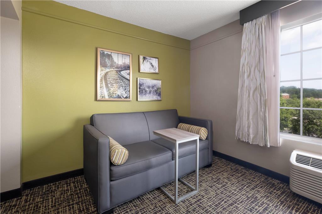 La Quinta Inn & Suites by Wyndham Atlanta Stockbridge - photo 28