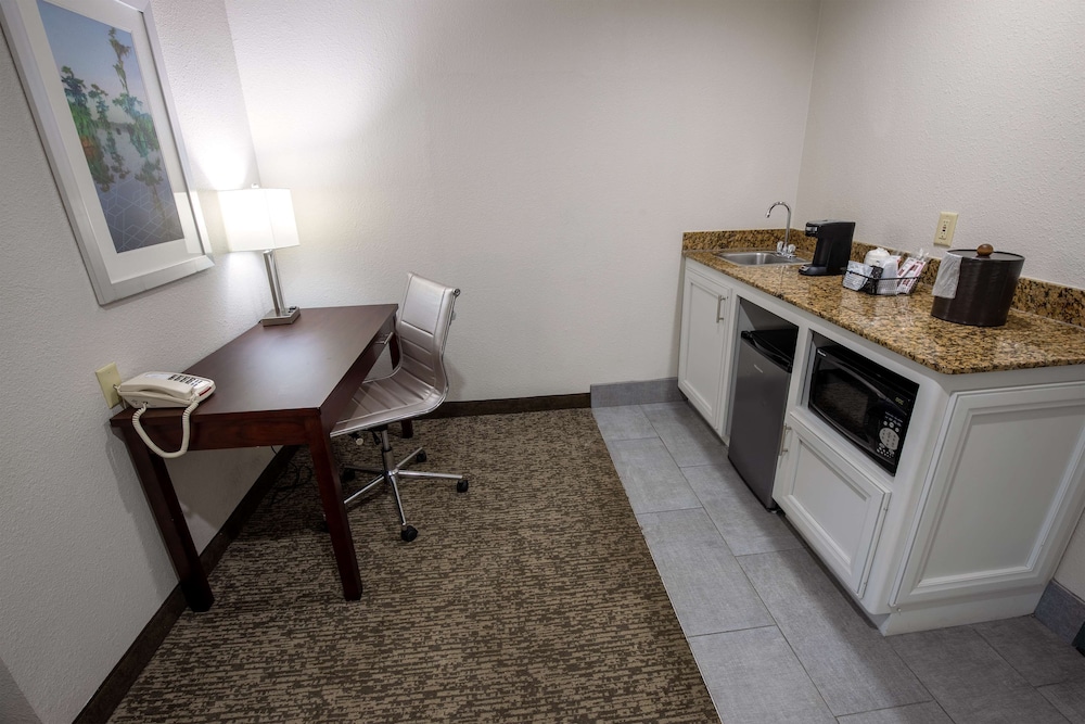 Best Western Plus Vermilion River Inn & Suites - photo 20