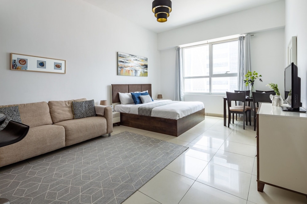 Light and Modern Studio in Jlt Sleeps 3 — 5-Star Luxury Hotel in Dubai, United Arab Emirates