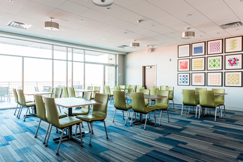 Holiday Inn Express & Suites Madison by IHG - photo 45