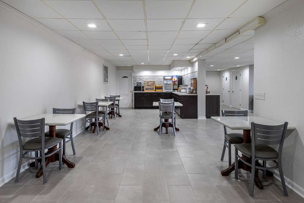 Econo Lodge at the University - photo 28
