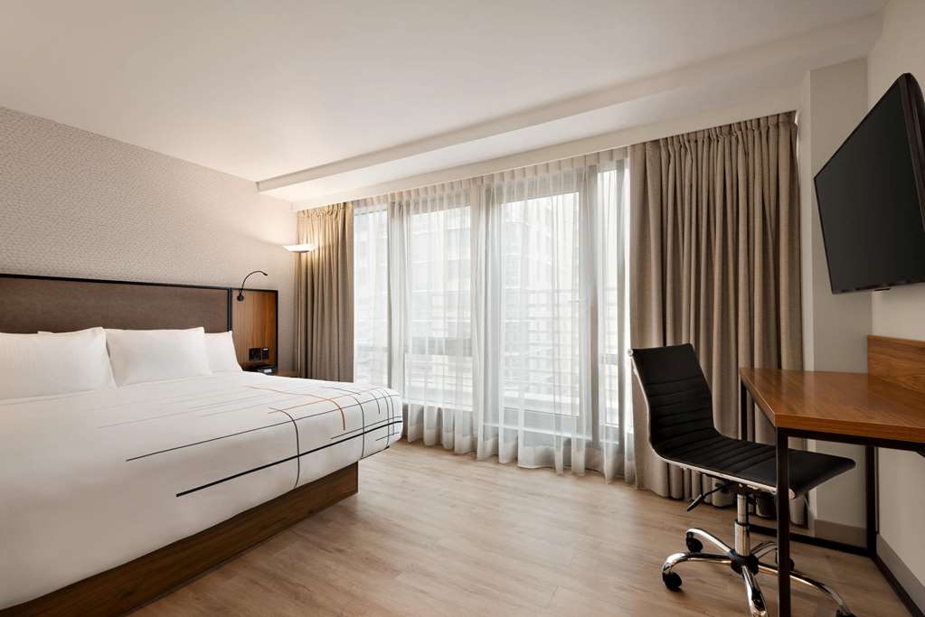 La Quinta Inn & Suites by Wyndham Times Square South - photo 28