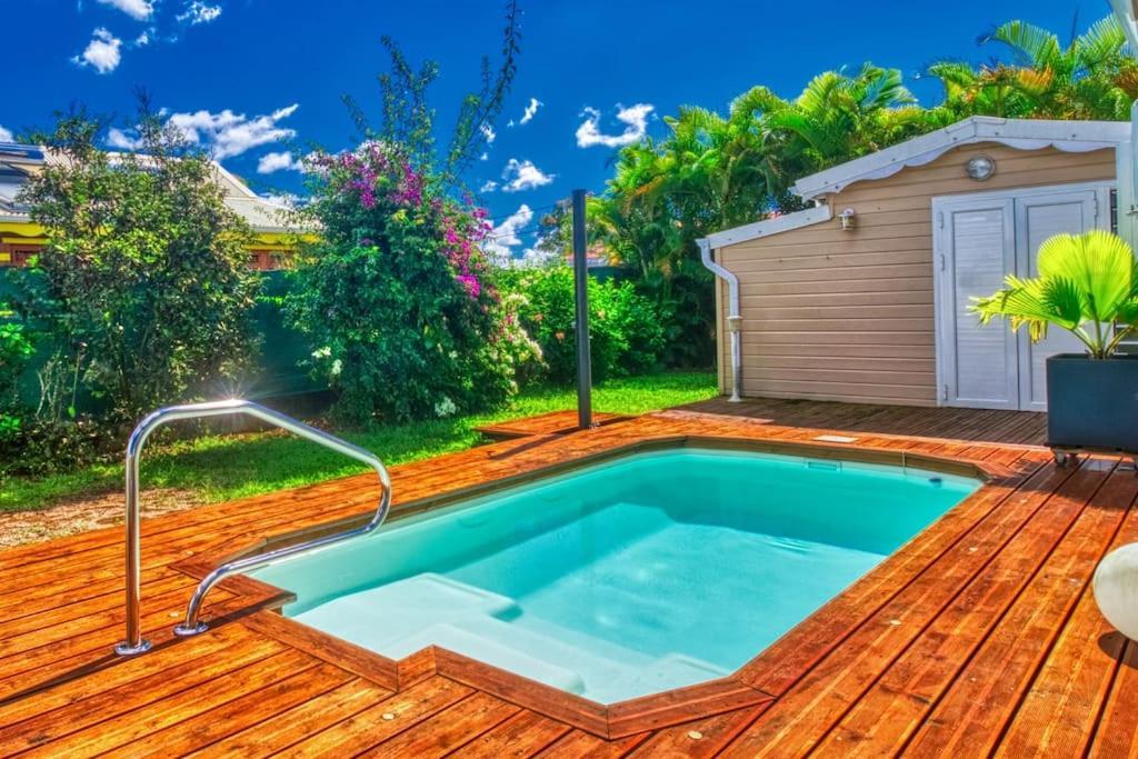 Villa Domi des Caraïbes confortable avec une piscine chauffée une citerne tampon accès Netflix adaptée pour l'accueil de jeunes enfants avec une piscine sécurisée et des jouets — 4-Star Luxury Hotel in Lamentin, Guadeloupe