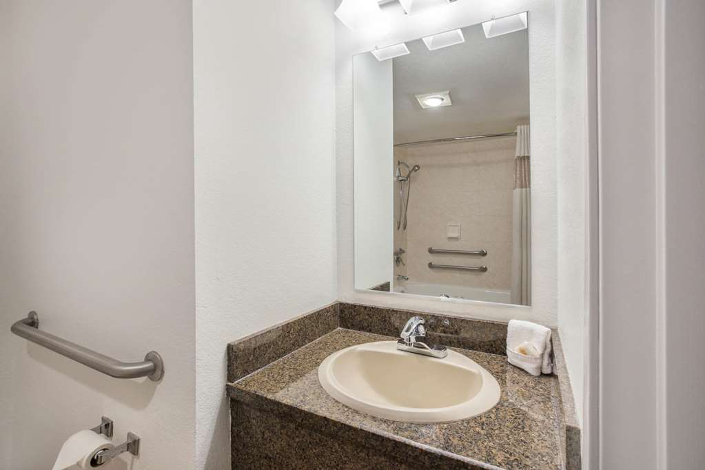 La Quinta Inn by Wyndham Everett - photo 23