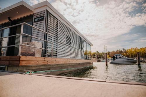 Hausboot freiZeit LP4 - carbon neutral hotel in Kroeslin