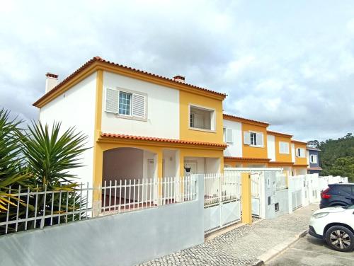 Casa das Rosas Moradia com jardim e churrasco Charneca da Cotovia — 4-Star Luxury Hotel in Sesimbra, Portugal