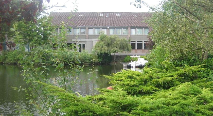 Hotel de peracker - carbon neutral hotel in Waregem