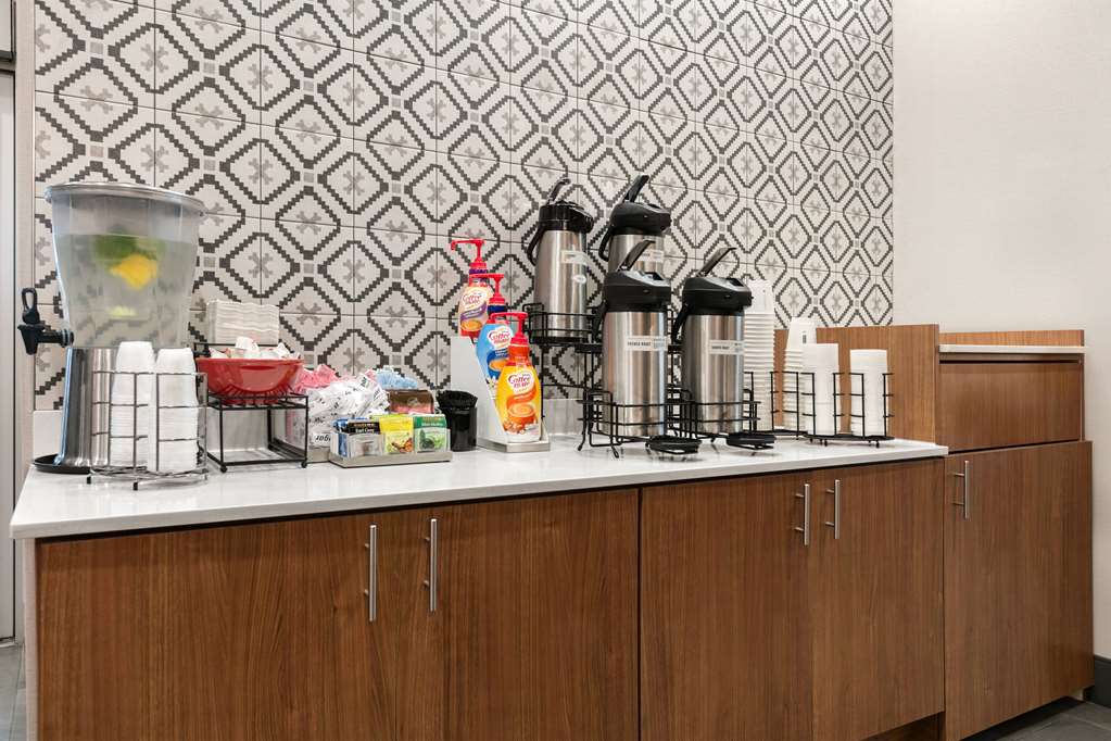 La Quinta Inn & Suites by Wyndham Belton Temple South - photo 30