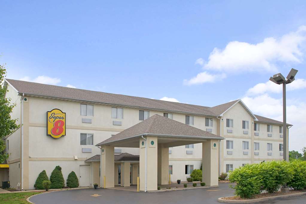 Super 8 by Wyndham Pontoon Beach IL St. Louis MO Area — hotel in Granite