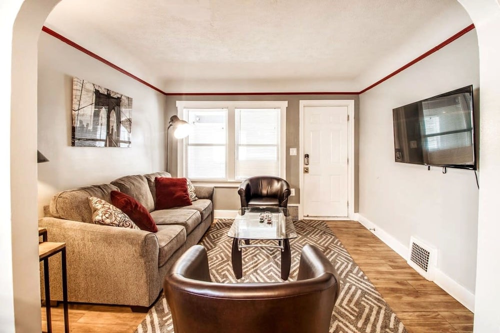 Automaniac Spot in the Heart of Pontiac 3 Beds 2 Baths - photo 4