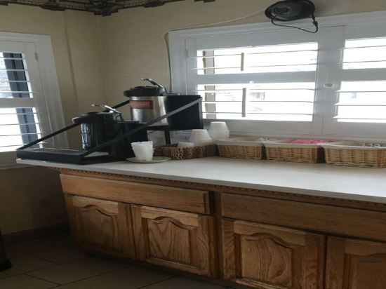 Van Ness Inn - photo 12
