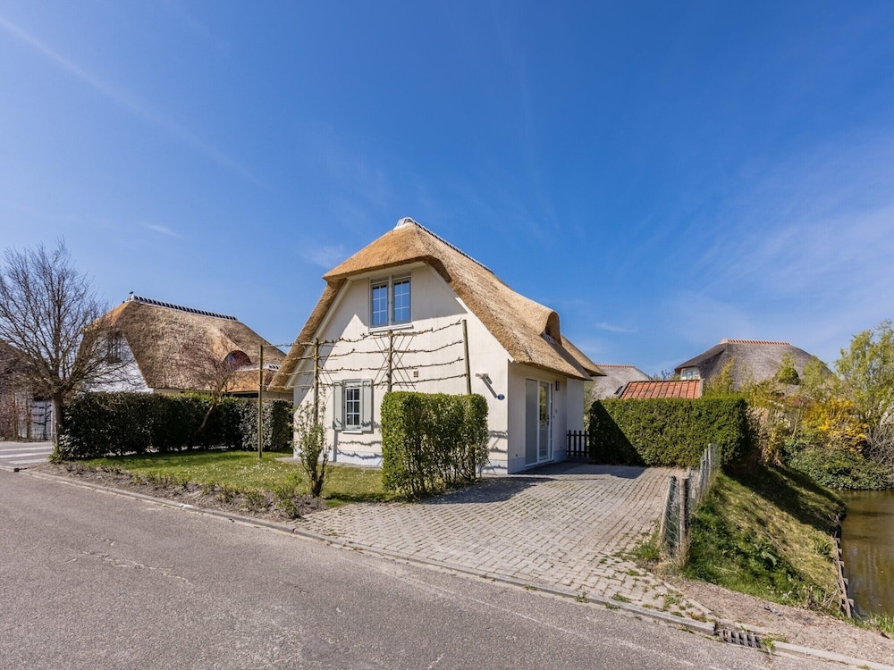 Restyled Villa With Dishwasher Near the Sea in Domburg — 4-Star Luxury Hotel in Domburg, Netherlands