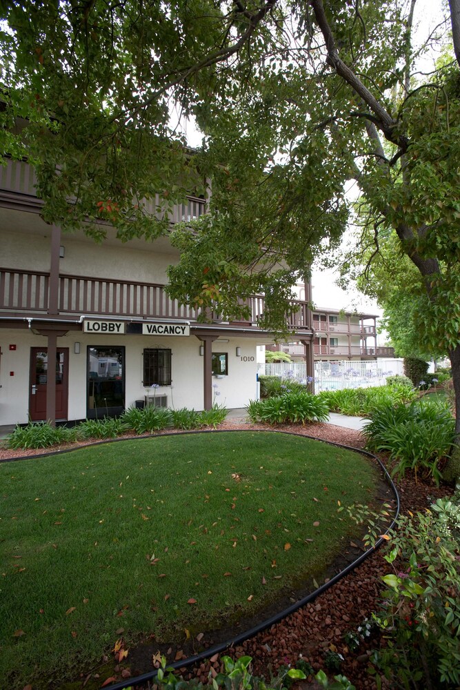 E Z 8 Motel South Bay - featured photo