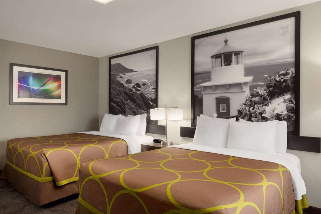 Super 8 by Wyndham Eureka - carbon neutral hotel in Eureka