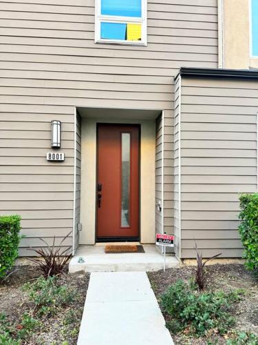 3 Bedroom Townhome with Large Living Area — 4-Star Luxury Hotel in Downey, United States