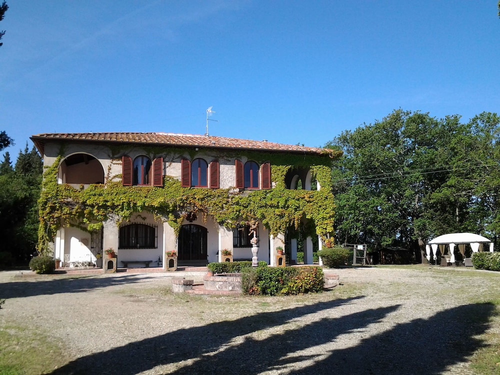 Villa Albertina — 4-Star Luxury Hotel in Montespertoli, Italy
