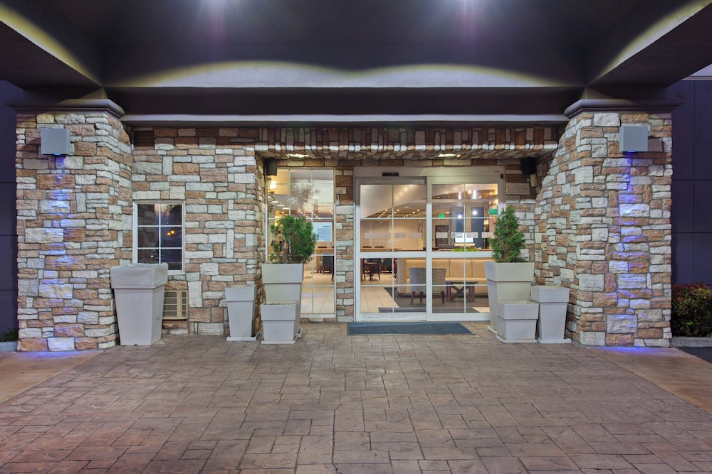Holiday Inn Express Hotel & Suites Oakland Airport by IHG - photo 41