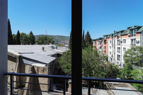 Central and Comfy Tbilisi 1BR Apartment by Wehost