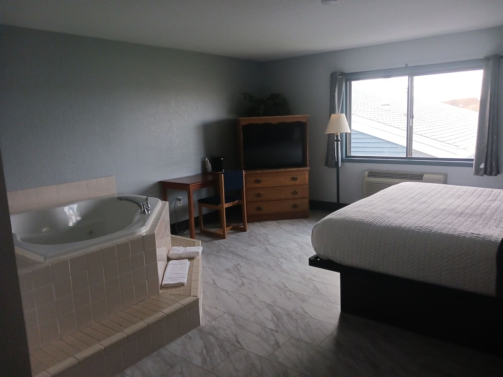The Oasis Hotel & Bar - photo 17