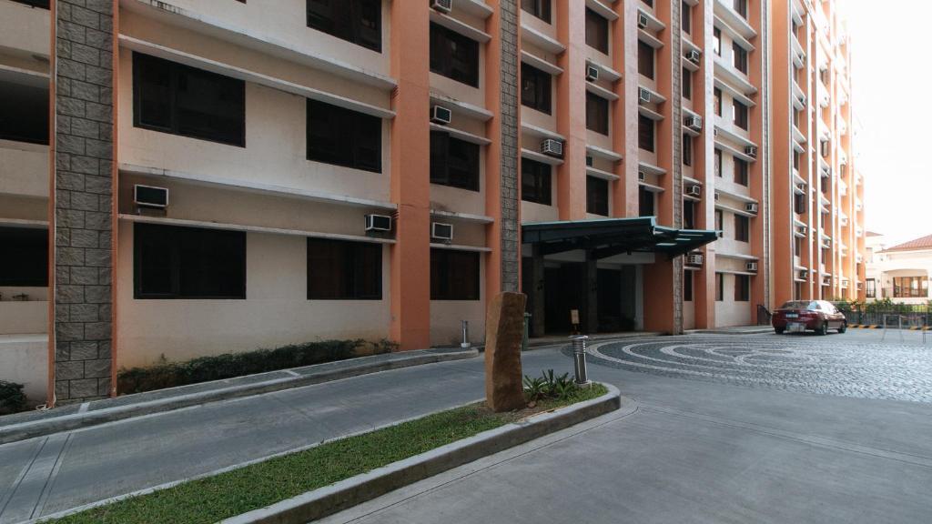 RedDoorz Premium at Paseo Verde Las Pinas — 4-Star Luxury Hotel in Manila, Philippines