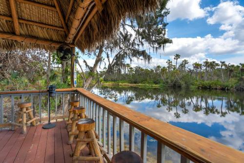 Riverside Hut Cozy Getaway w Tiki Hut & Grill — 4-Star Luxury Hotel in Bradenton, United States