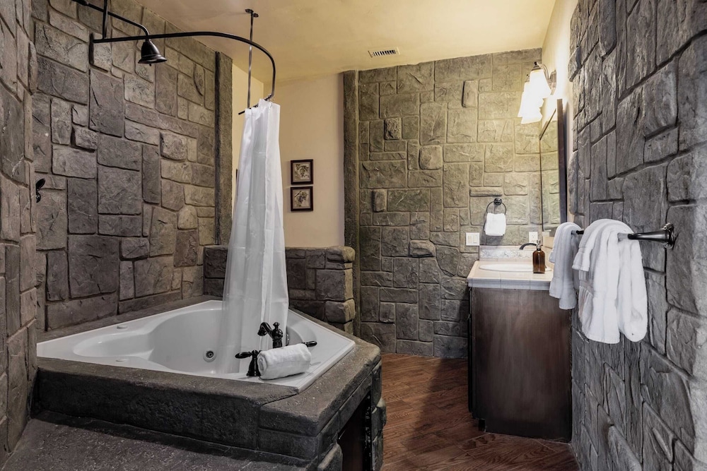 Sleeps 20 Vineyard Estate w Resort Pool Spa Game Room Wilson Creek Manor by AvantStay - photo 26