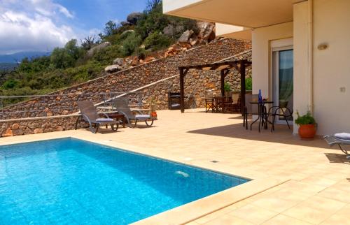 Villa Hibiscus piscine privée avec une vue splendide — 4-Star Luxury Hotel in Vathi, Greece