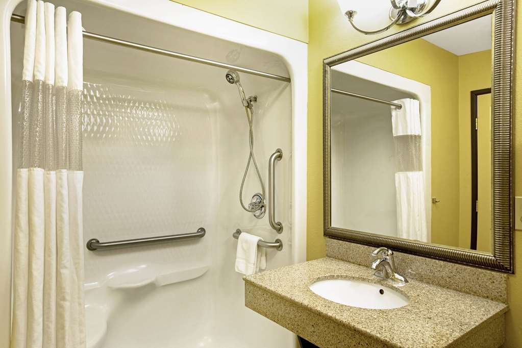 La Quinta Inn & Suites by Wyndham Tulsa Airpt Expo Square - photo 26