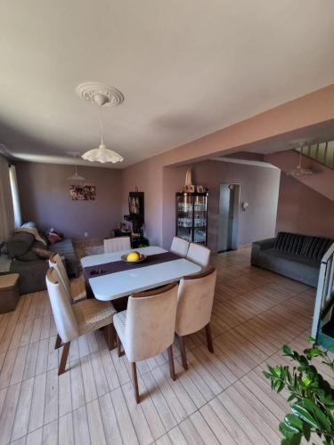 Quarto Confortavel Com Banheiro Privativo Em Aconchegante Residencia in Varginha, Brasil