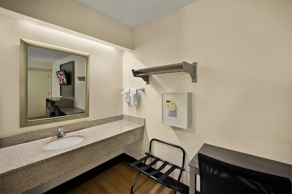 Red Roof Inn Chapel Hill UNC - photo 22