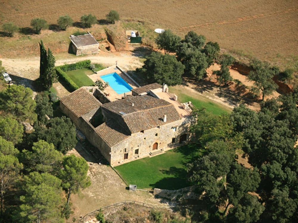 Traditional Estate From the XIV Century With Swimming Pool — hotel in Navata
