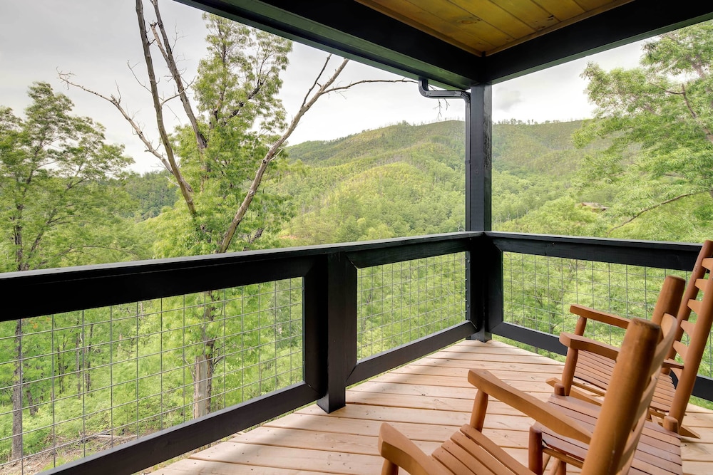 Cobbly Nob Resort Cabin: Hot Tub Pool & Views - photo 36