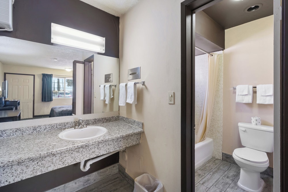Economy Inn Barstow - photo 14