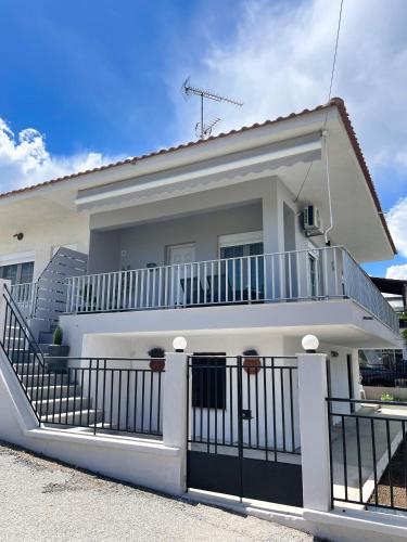 Armonia Guest House — 4-Star Luxury Hotel in Nea Roda, Greece