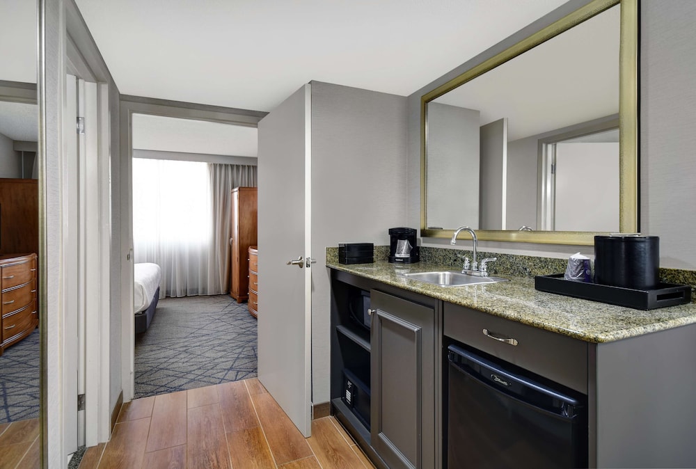 Embassy Suites by Hilton Detroit Livonia Novi - photo 17
