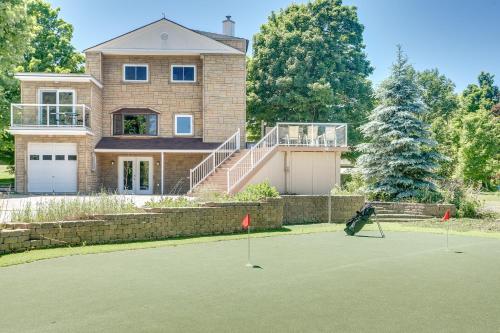 Paradise Manor w Hot tub Sauna & Putting Green in Collingwood, Canada