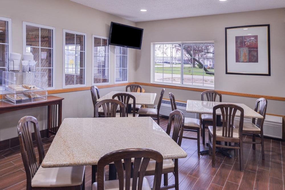 Regency Inn Geneseo IL I 80 - photo 16