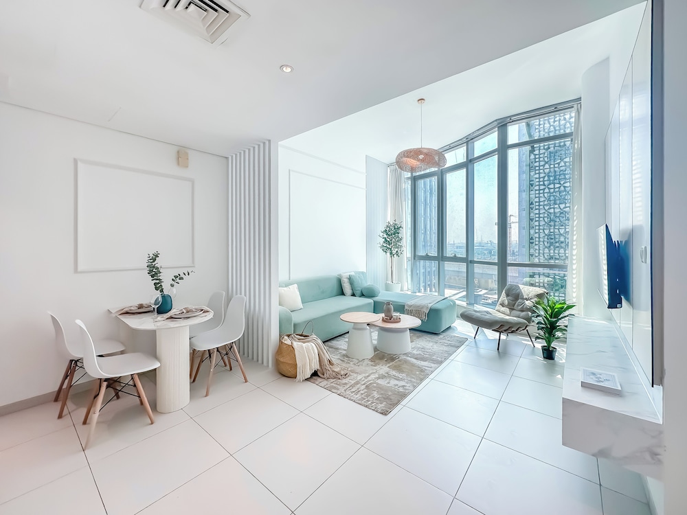 Amazing Roof Top Pool in Nice 1 BHK Flat — 4-Star Luxury Hotel in Dubai, United Arab Emirates