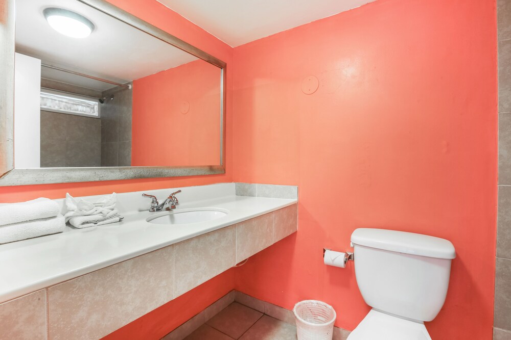 Camelot Waterfront Inn - photo 28