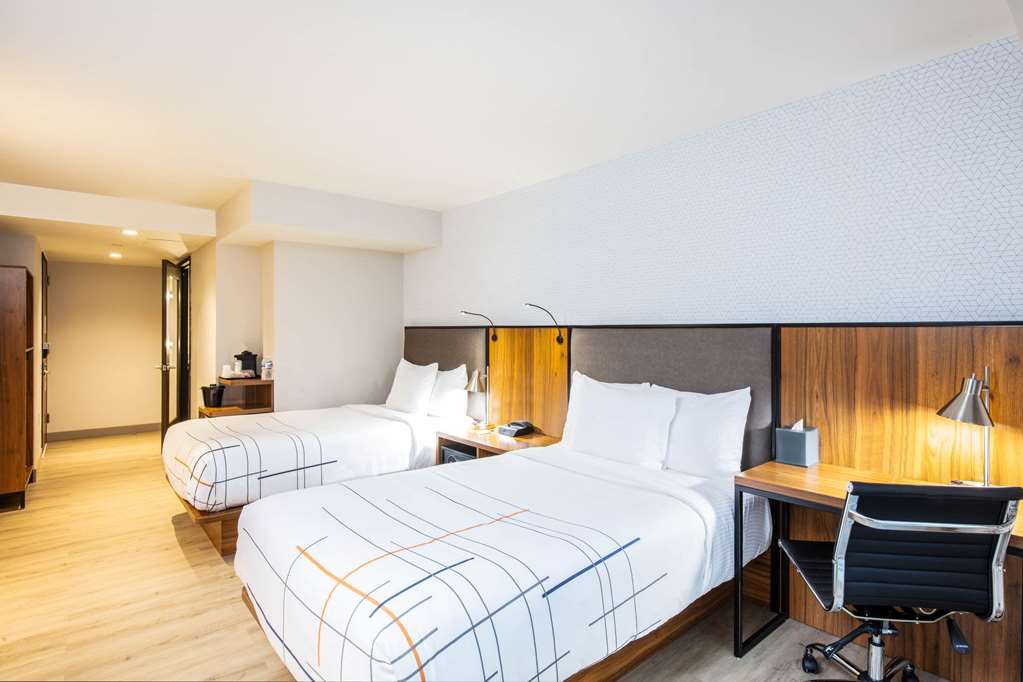 La Quinta Inn & Suites by Wyndham Times Square South - photo 18