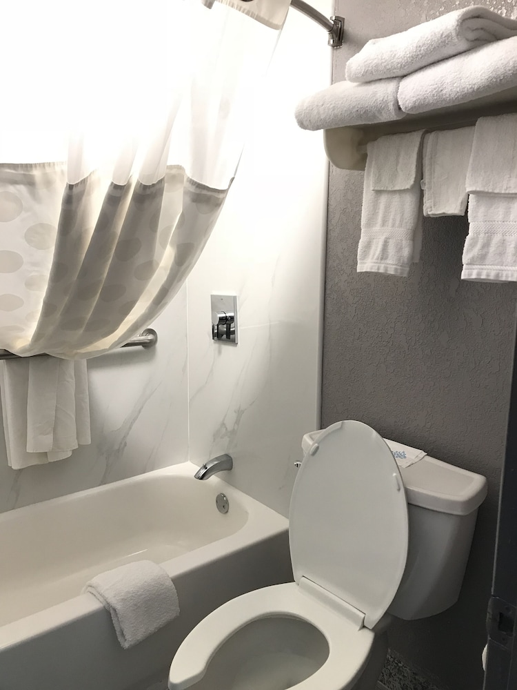 Days Inn by Wyndham Durham Near Duke University - photo 31
