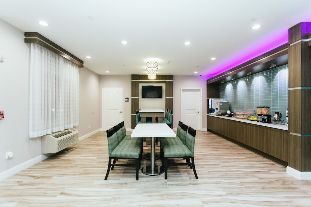 Express Inn Spring - photo 32