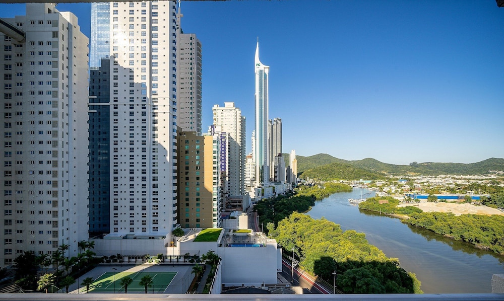 Apto 2Q 150m da praia em Balneário Camboiú ESD143 in Balneario Camboriu, Brasil