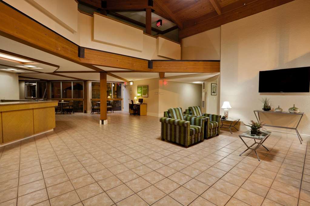 La Quinta Inn & Suites by Wyndham St. Pete Clearwater Airpt - photo 8